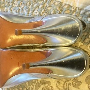 Beautiful, silver leather Stuart Weitzman heels